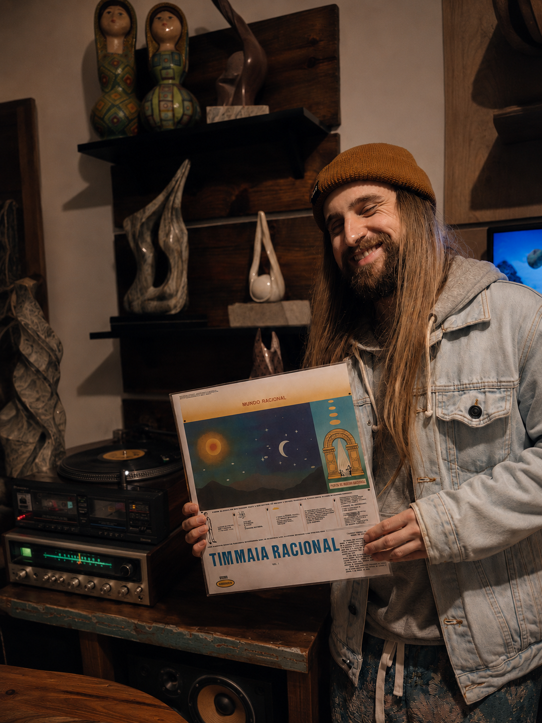Vitor segurando um disco de vinil